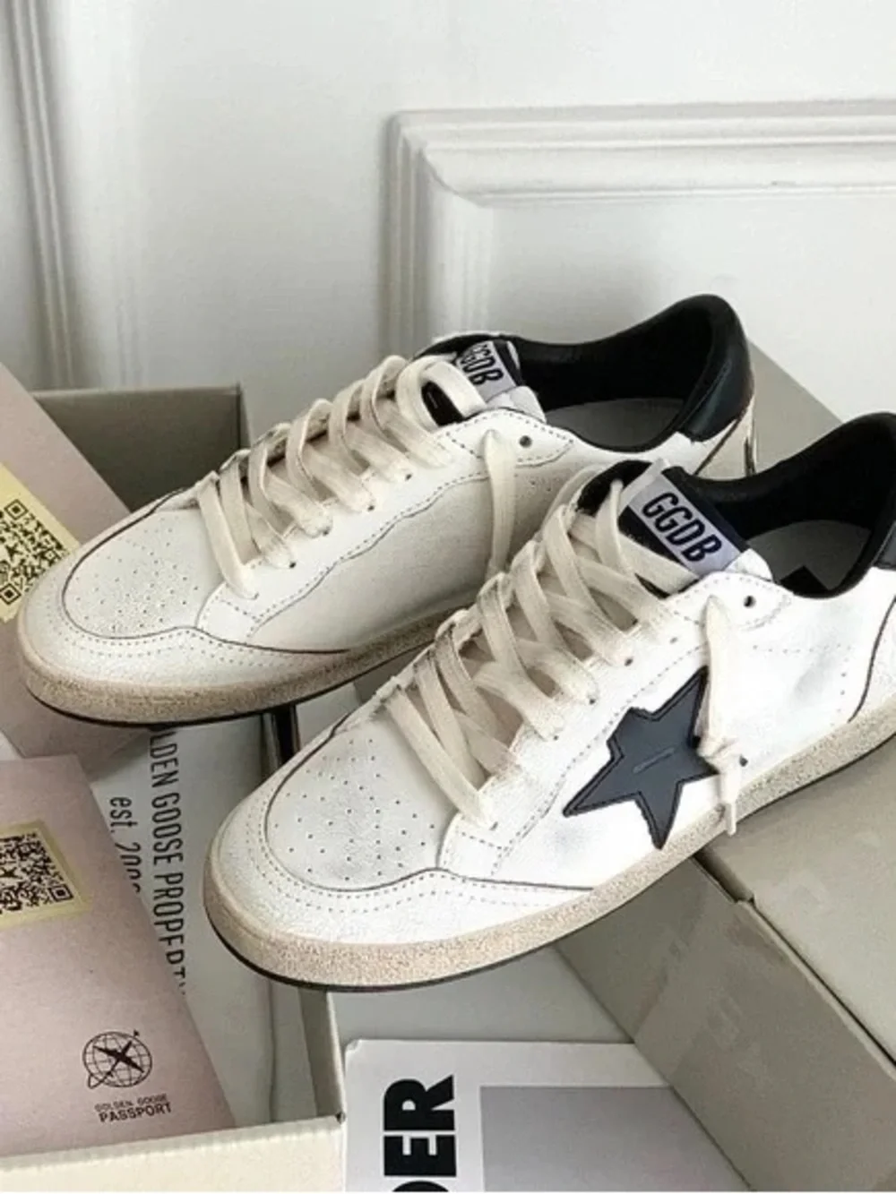 Golden Goose white low-top sneakers with black star and cream laces - Picture 5 of 7